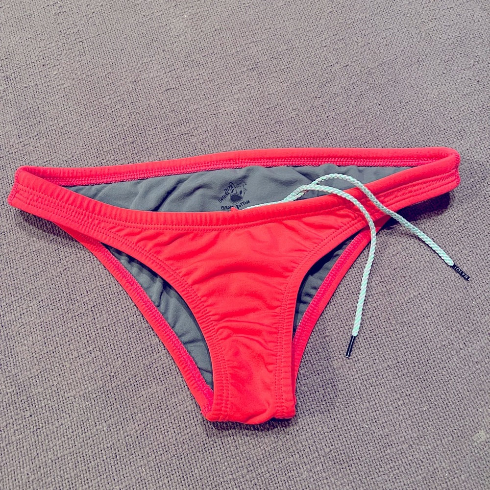 Jolyn Europe Bottoms in Hot Pink. Light pilling.